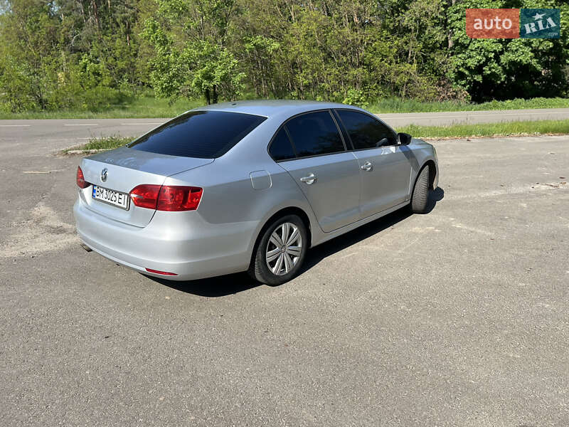 Седан Volkswagen Jetta 2013 в Ромнах