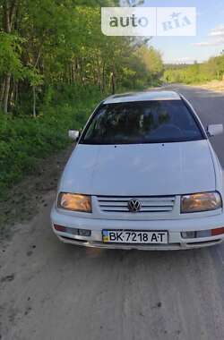 Седан Volkswagen Jetta 1998 в Ровно