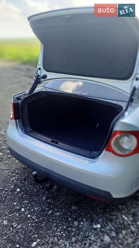 Седан Volkswagen Jetta 2006 в Хмельницькому
