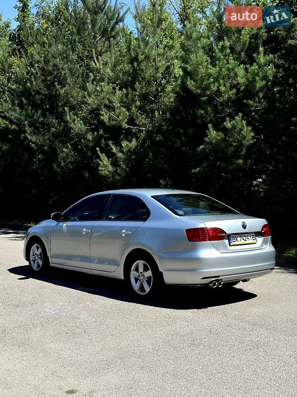Седан Volkswagen Jetta 2011 в Ровно