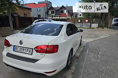 Седан Volkswagen Jetta 2013 в Львові