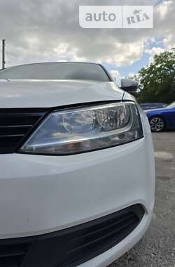 Седан Volkswagen Jetta 2013 в Львові