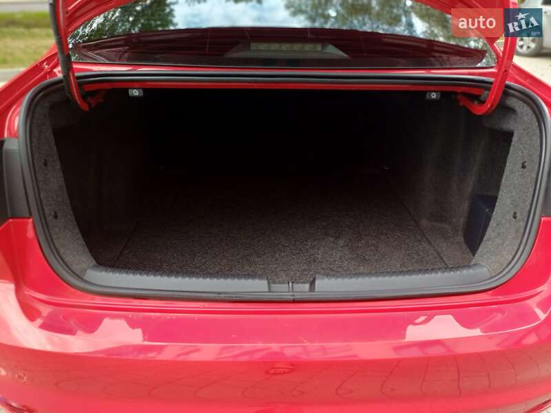 Седан Volkswagen Jetta 2014 в Львове