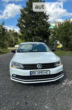 Седан Volkswagen Jetta 2015 в Вараше