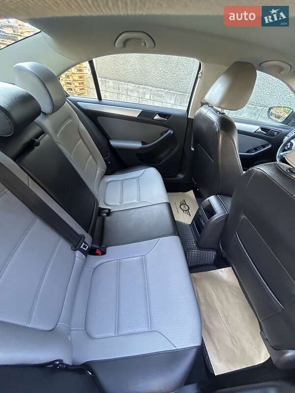 Седан Volkswagen Jetta 2014 в Чернівцях