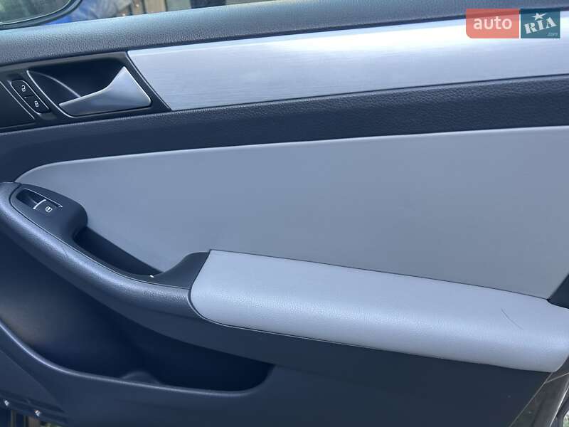 Седан Volkswagen Jetta 2014 в Чернівцях