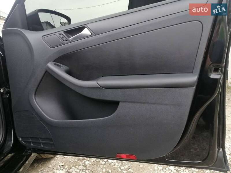 Седан Volkswagen Jetta 2012 в Дніпрі