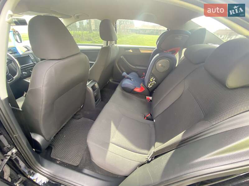 Седан Volkswagen Jetta 2016 в Ужгороді