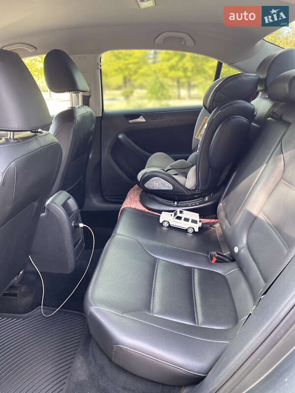 Седан Volkswagen Jetta 2013 в Кривому Розі