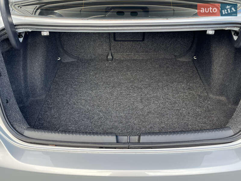 Седан Volkswagen Jetta 2012 в Запоріжжі