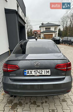 Седан Volkswagen Jetta 2015 в 