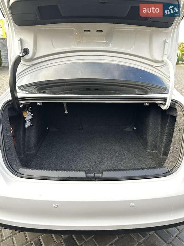 Седан Volkswagen Jetta 2012 в Кропивницькому
