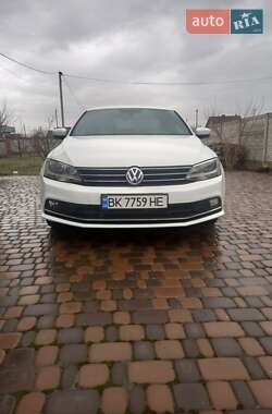 Седан Volkswagen Jetta 2015 в Ровно