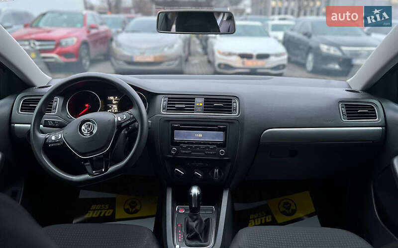 Седан Volkswagen Jetta 2015 в Ивано-Франковске