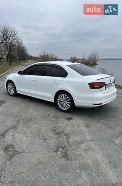 Седан Volkswagen Jetta 2015 в 