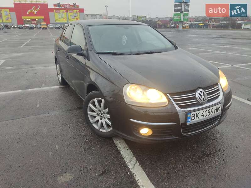 Седан Volkswagen Jetta 2009 в Рівному