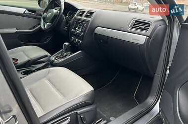 Седан Volkswagen Jetta 2012 в 