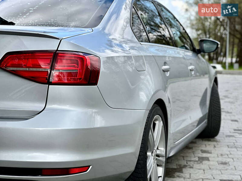 Седан Volkswagen Jetta 2015 в Новояворівську