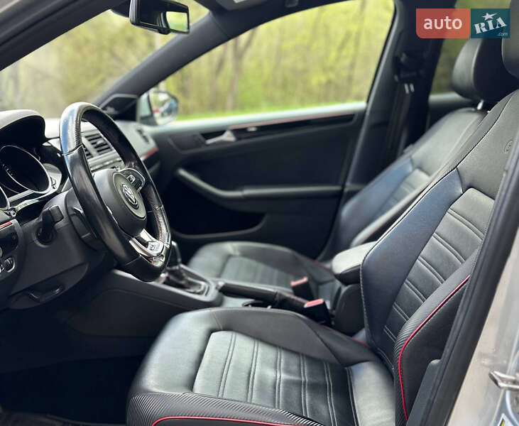 Седан Volkswagen Jetta 2015 в Новояворівську