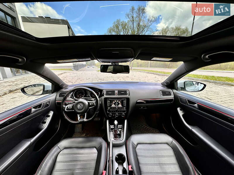 Седан Volkswagen Jetta 2015 в Новояворівську