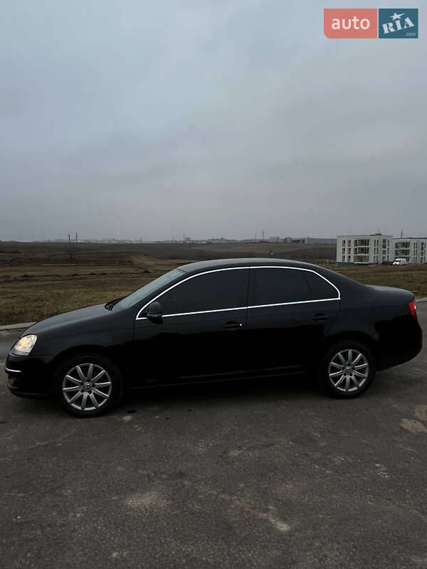 Седан Volkswagen Jetta 2010 в Рівному