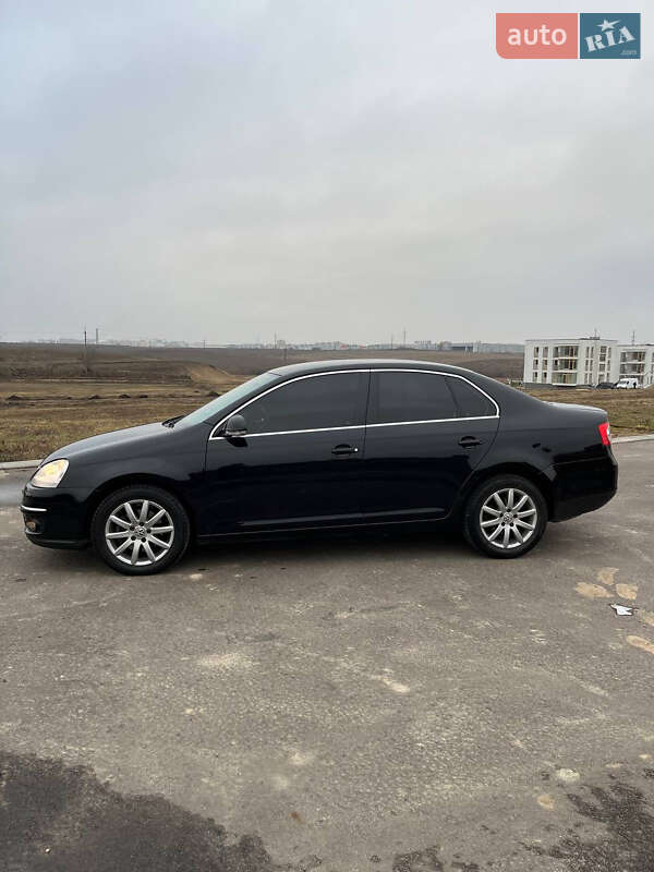 Седан Volkswagen Jetta 2010 в Рівному