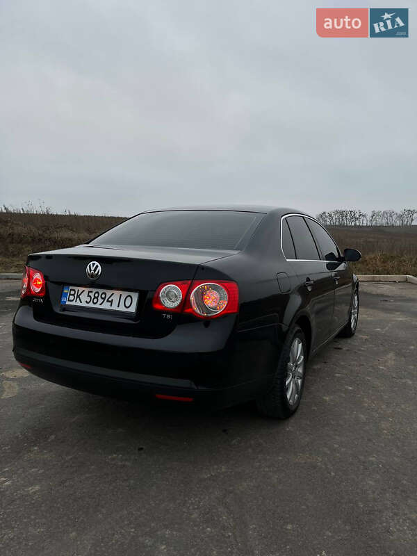 Седан Volkswagen Jetta 2010 в Рівному