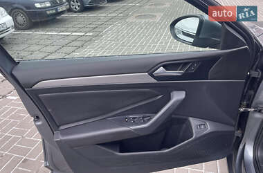 Седан Volkswagen Jetta 2018 в 