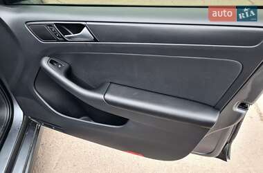 Седан Volkswagen Jetta 2015 в 