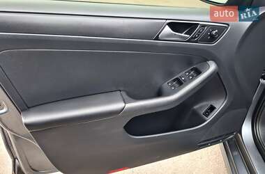 Седан Volkswagen Jetta 2015 в 