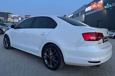 Седан Volkswagen Jetta 2015 в Львове