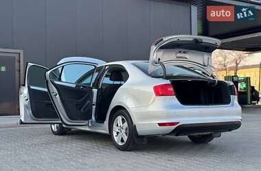 Седан Volkswagen Jetta 2011 в 