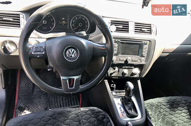 Седан Volkswagen Jetta 2012 в 