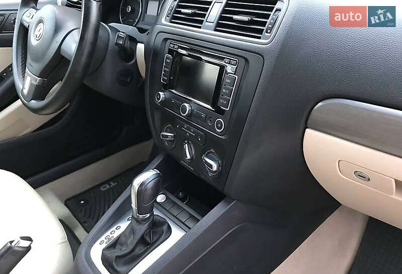 Седан Volkswagen Jetta 2014 в Львові
