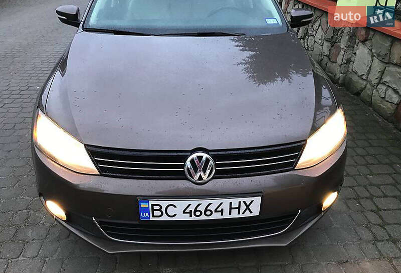 Седан Volkswagen Jetta 2014 в Львові