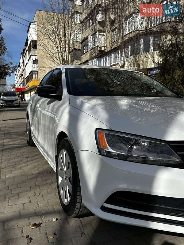 Седан Volkswagen Jetta 2015 в Чернівцях