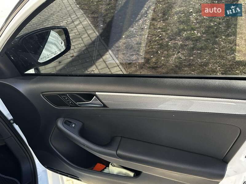 Седан Volkswagen Jetta 2015 в Чернівцях