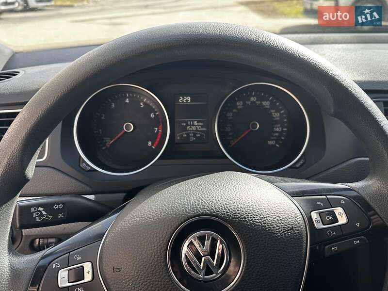 Седан Volkswagen Jetta 2015 в Чернівцях