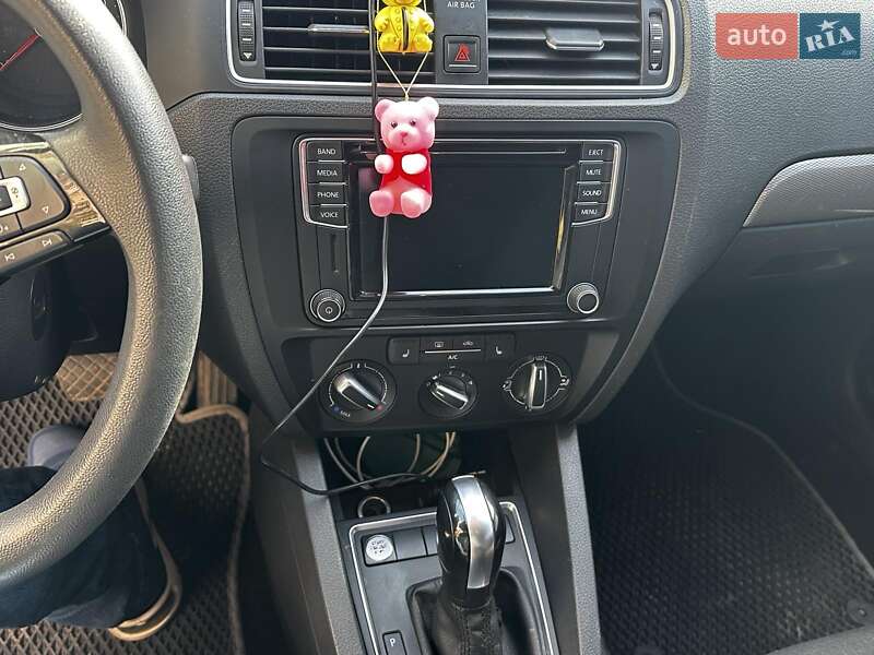 Седан Volkswagen Jetta 2015 в Чернівцях