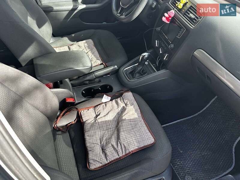 Седан Volkswagen Jetta 2015 в Чернівцях