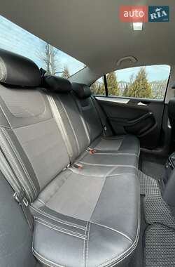 Седан Volkswagen Jetta 2011 в 