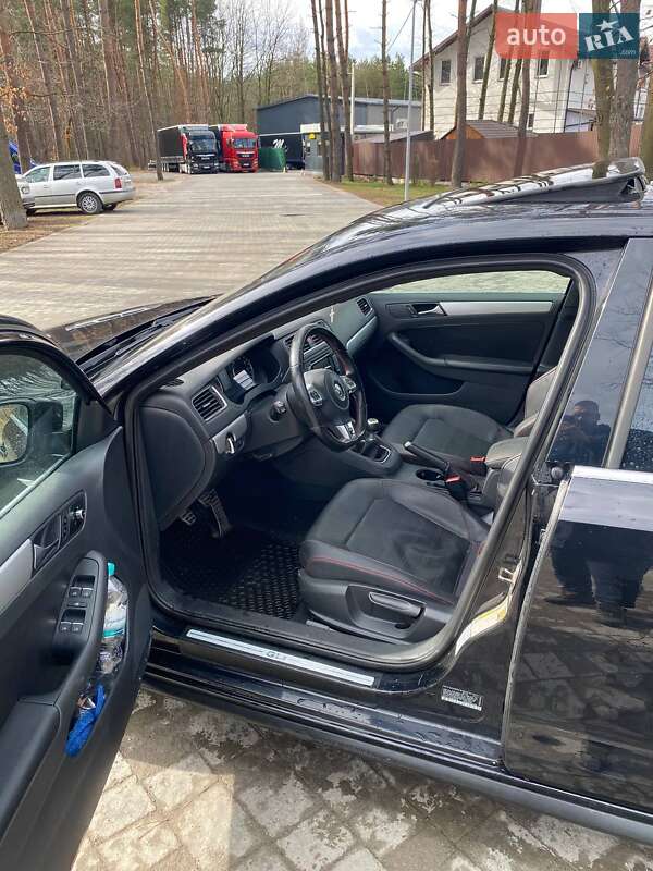 Седан Volkswagen Jetta 2012 в Львові