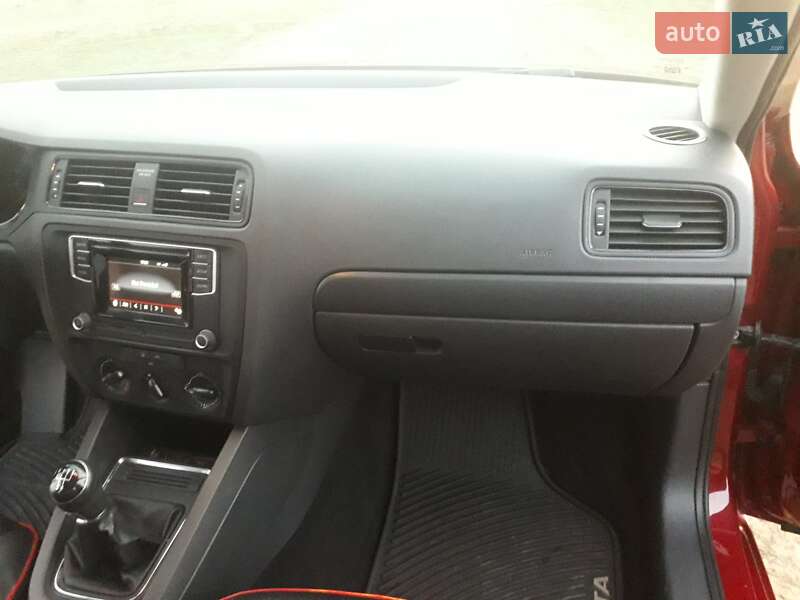 Седан Volkswagen Jetta 2016 в Окнах