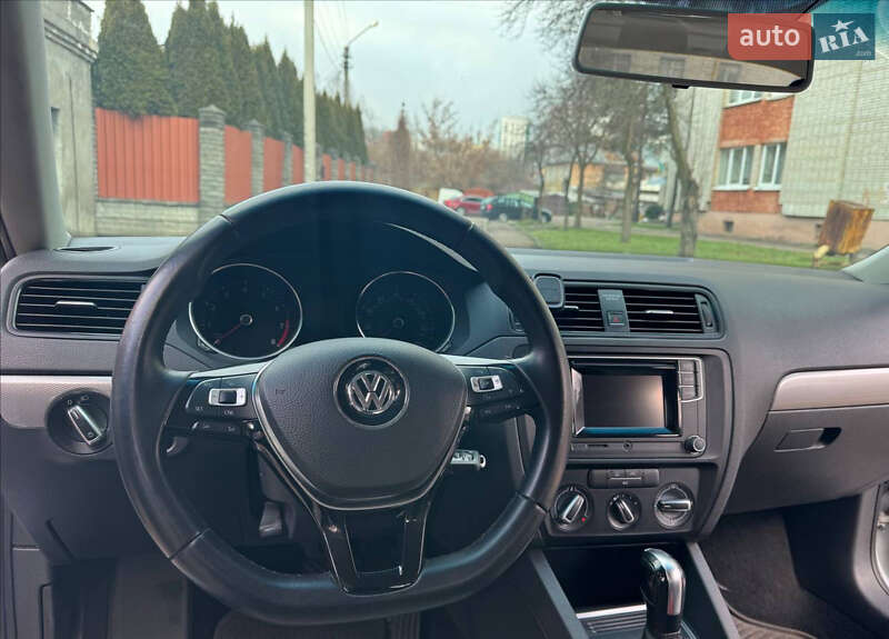 Седан Volkswagen Jetta 2017 в Львове