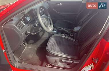 Седан Volkswagen Jetta 2013 в 