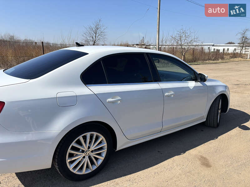 Седан Volkswagen Jetta 2014 в Львові