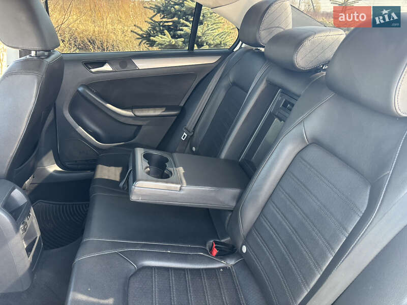 Седан Volkswagen Jetta 2014 в Львові