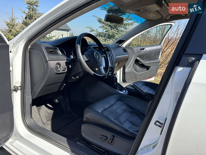 Седан Volkswagen Jetta 2014 в Львові