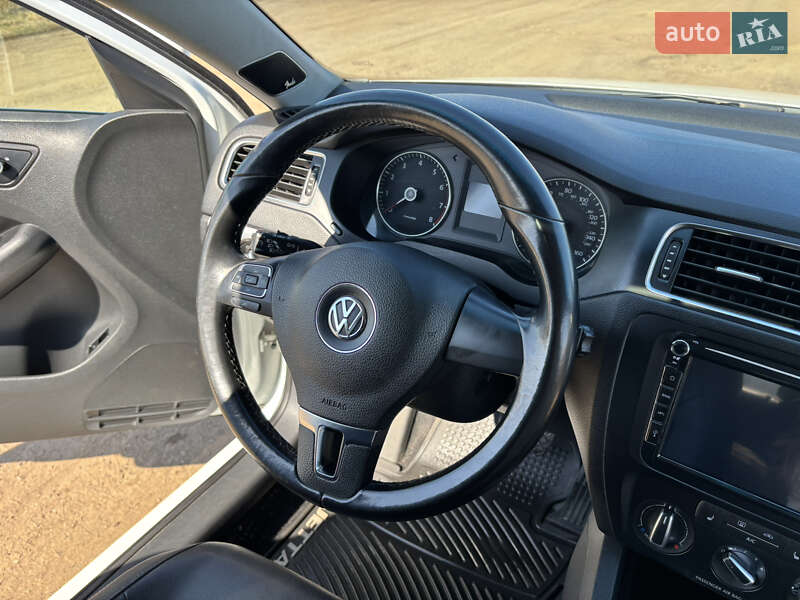 Седан Volkswagen Jetta 2014 в Львові