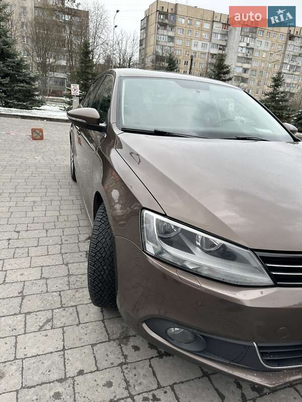 Седан Volkswagen Jetta 2011 в Львове